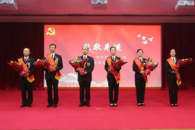 省检察院开展“身边的榜样 学习的标杆”先进典型事迹报告会。 图片