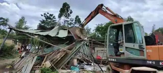 拆除畜禽非法养殖场现场图。 图片