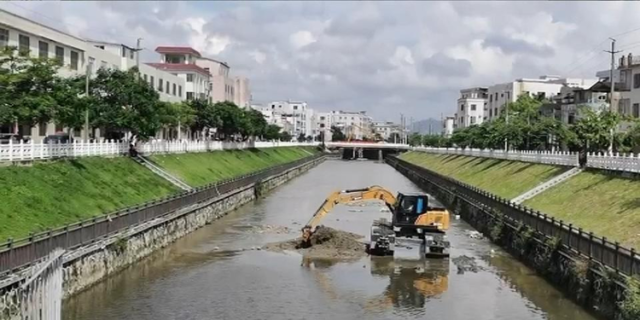 河道清淤作业现场图。 图片