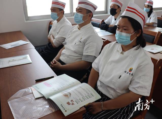 学员认真听取讲解。郭杨阳 摄 学员认真听取讲解。郭杨阳 摄