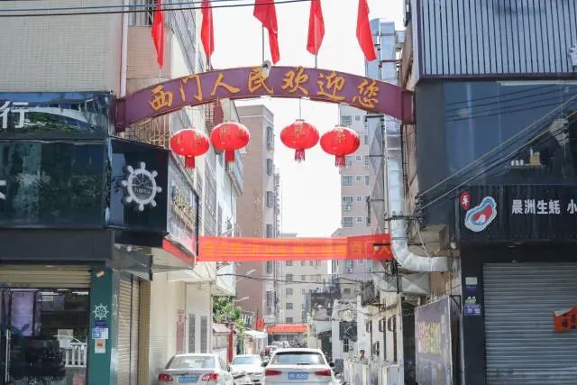 周水龙在村口拉起的横幅。 汪旭莹 摄 图片