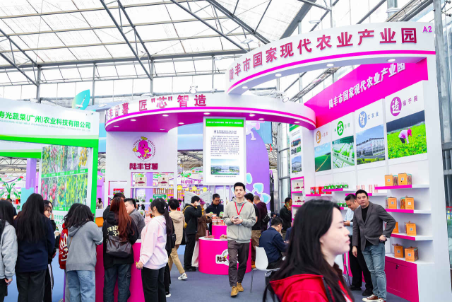 产业园展区热闹非凡。 产业园展区热闹非凡。