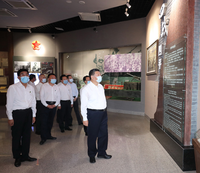7月22日至24日,中共中央总书记、国家主席、中央军委主席习近平在吉林省考察。这是7月22日下午,习近平在四平市参观四平战役纪念馆。新华社记者 王晔 摄