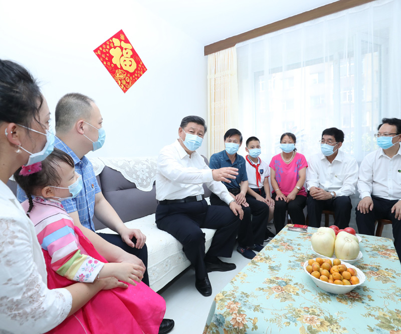 7月22日至24日,中共中央总书记、国家主席、中央军委主席习近平在吉林省考察。这是7月23日下午,习近平在长春市宽城区团山街道长山花园社区,同居民赵兴福一家唠家常。新华社记者 鞠鹏 摄