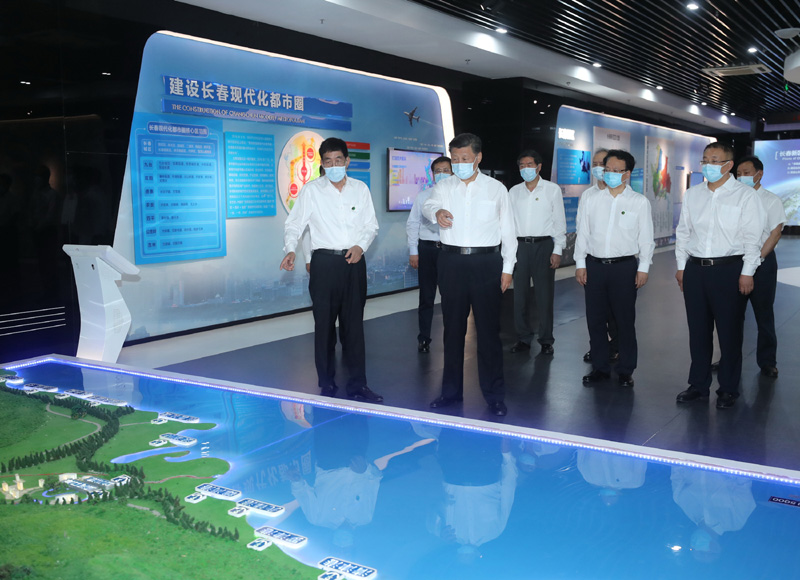 7月22日至24日,中共中央总书记、国家主席、中央军委主席习近平在吉林省考察。这是7月23日下午,习近平考察长春新区规划展览馆,了解新区规划建设情况。新华社记者 王晔 摄