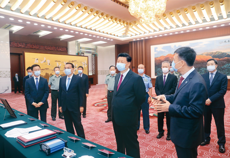 2020年7月31日上午,北斗三号全球卫星导航系统建成暨开通仪式在北京举行。中共中央总书记、国家主席、中央军委主席习近平出席仪式,宣布北斗三号全球卫星导航系统正式开通并参观北斗系统建设发展成果展览展示。 新华社记者 鞠鹏/摄