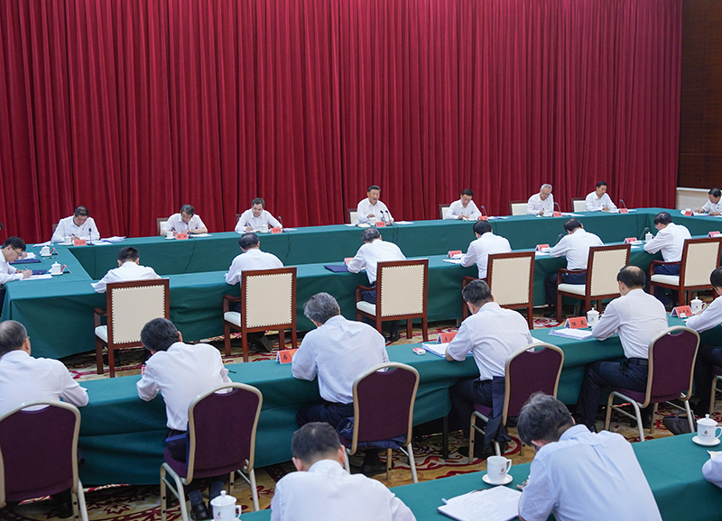 8月20日,中共中央总书记、国家主席、中央军委主席习近平在合肥主持召开扎实推进长三角一体化发展座谈会并发表重要讲话。 新华社记者 鞠鹏 摄