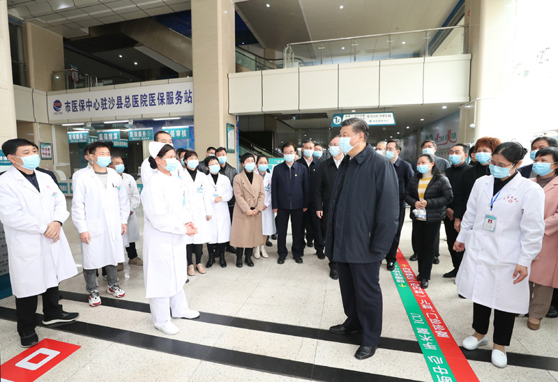 3月22日至25日,中共中央总书记、国家主席、中央军委主席习近平在福建考察。这是23日上午,习近平在三明沙县总医院住院楼一层大厅,听取医改情况介绍。新华社记者 王晔 摄